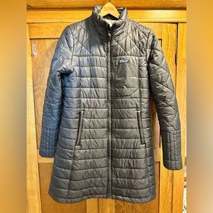 Patagonia thigh length winter coat size L. Great condition. All intact, silver